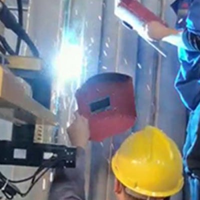 Schweißroboter-Arbeitsplatz.