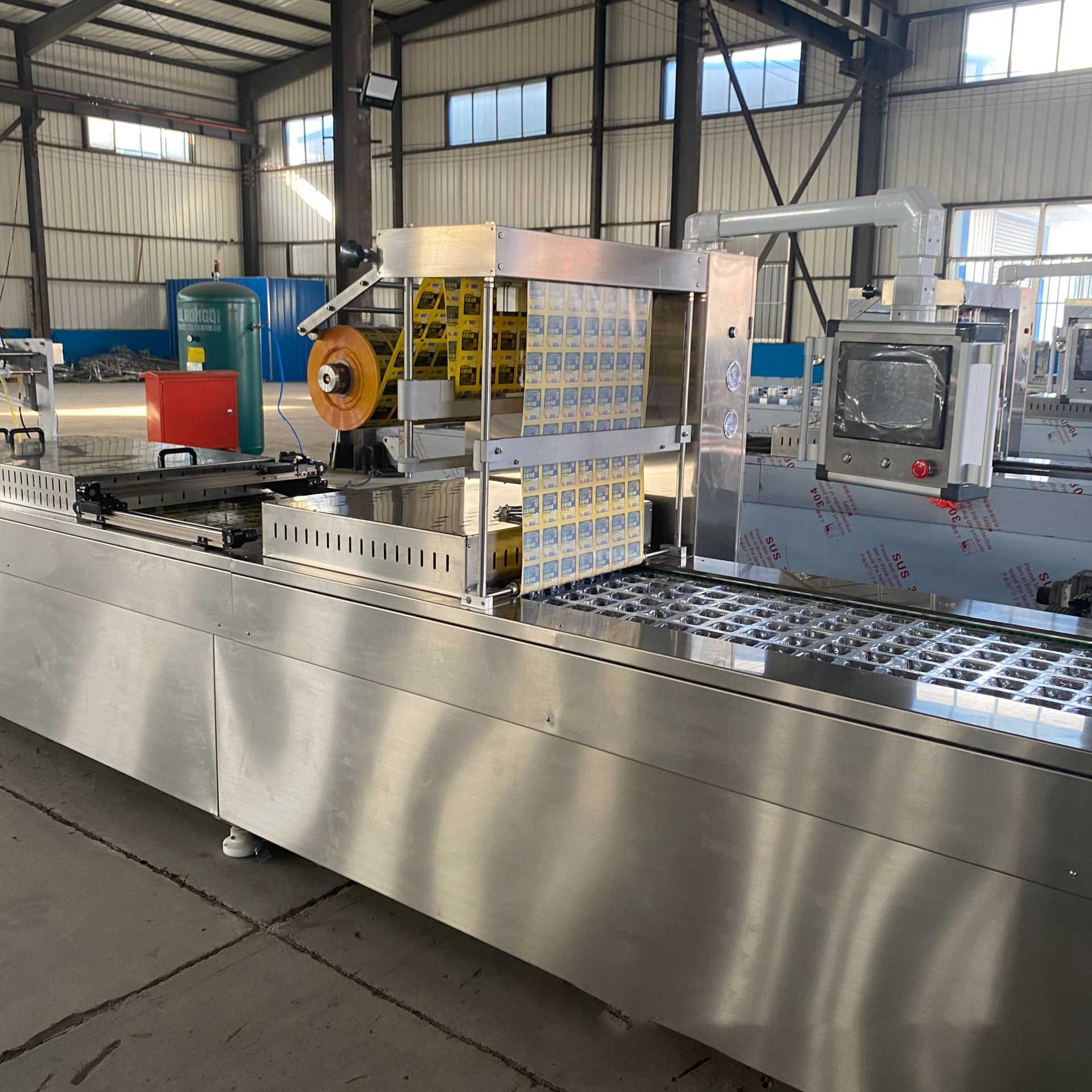 Vacuum packaging machine