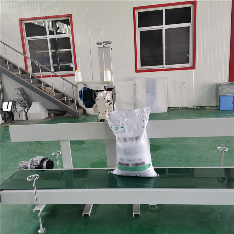 Máquina de coser con línea transportadora