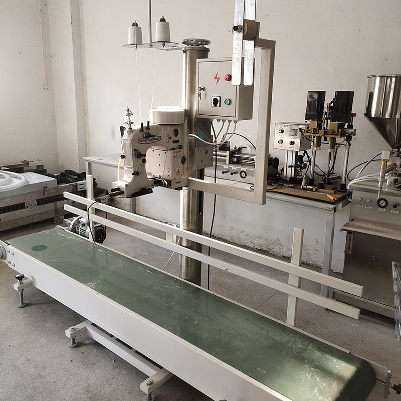 Máquina de coser con línea transportadora