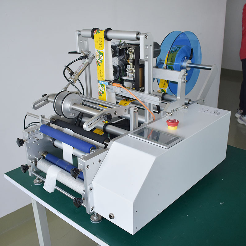 Automatic labeling machine